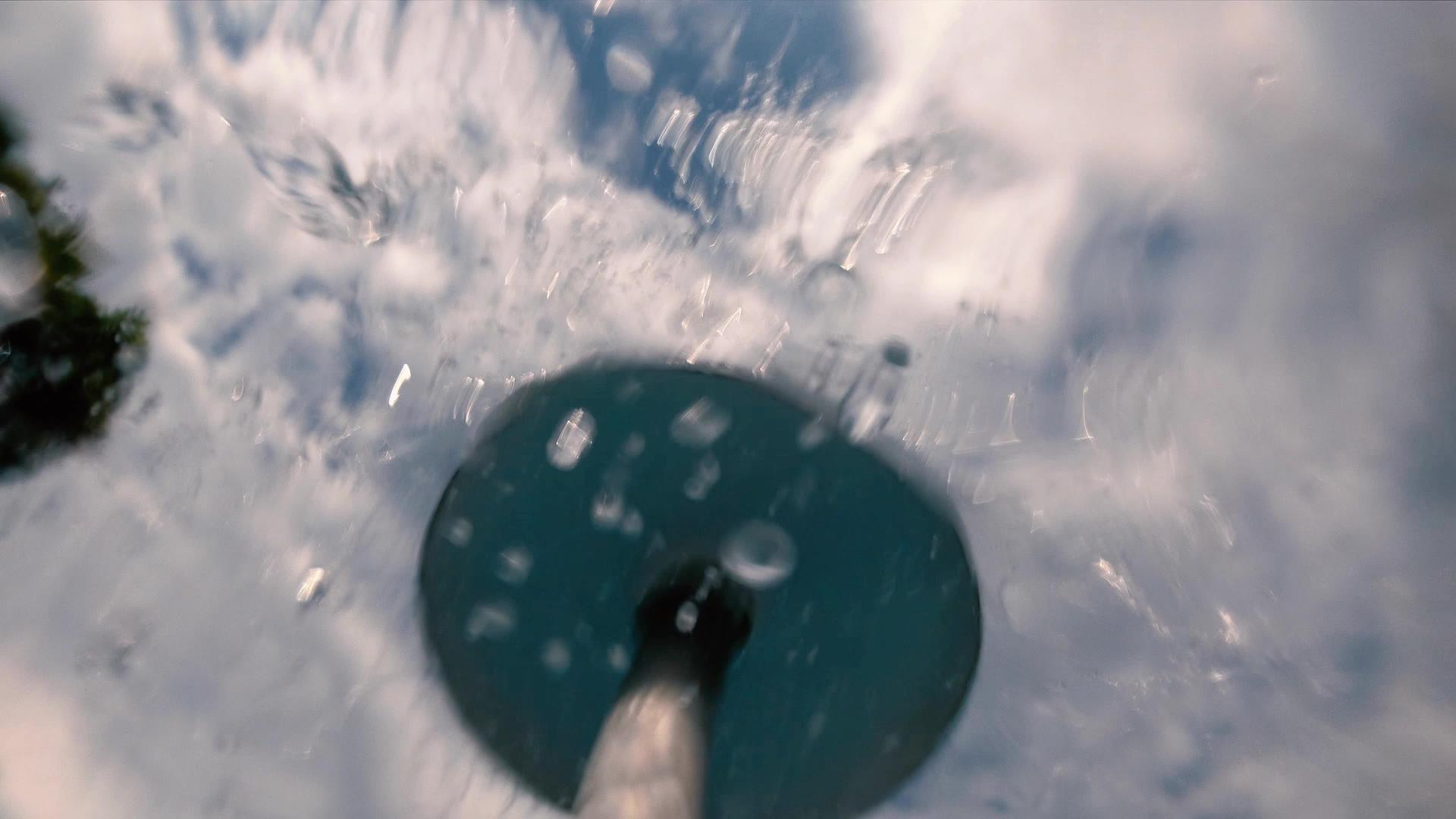 水滴从游泳池的喷水器上掉到相机上视频的预览图