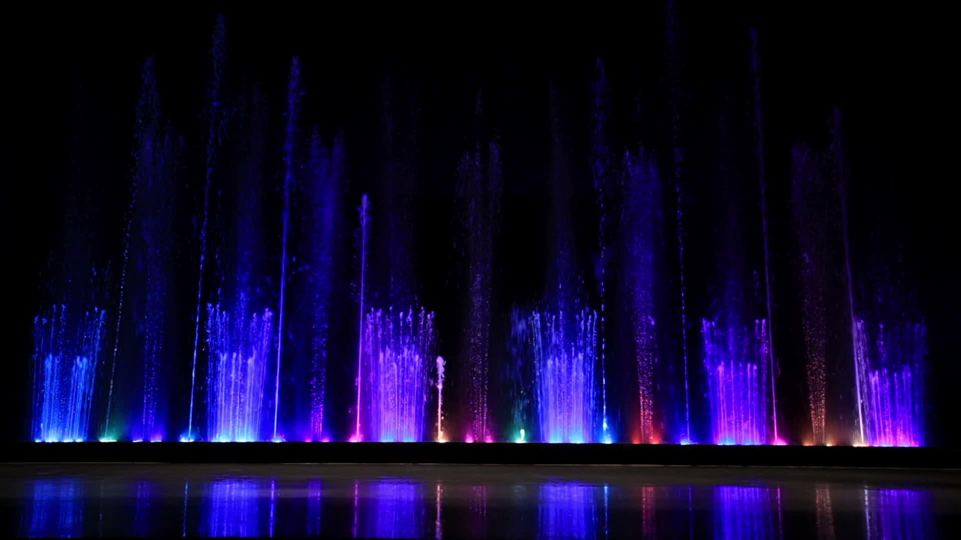 多彩的喷泉在冰中反射视频的预览图