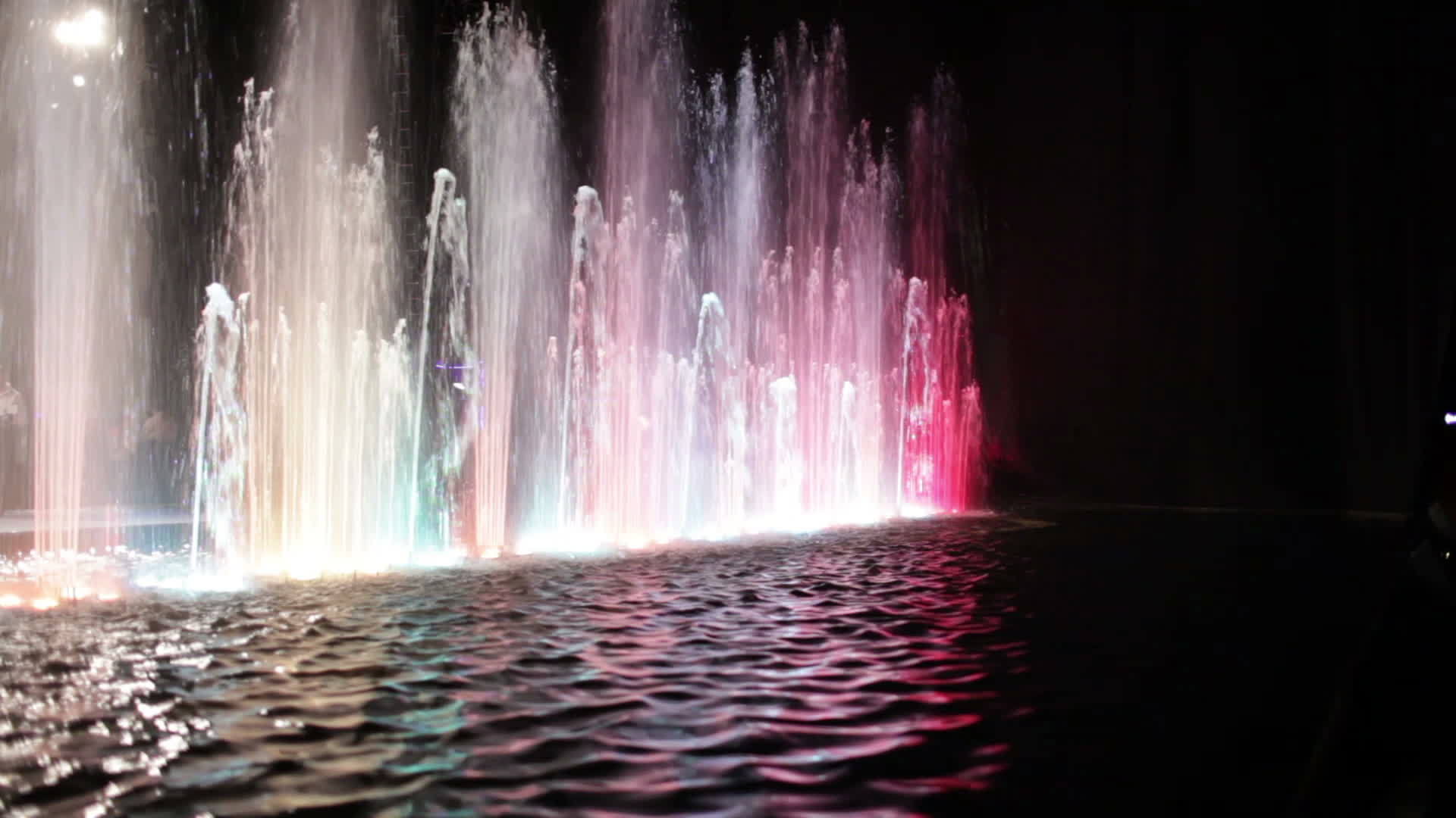 彩色喷泉和水面视频的预览图