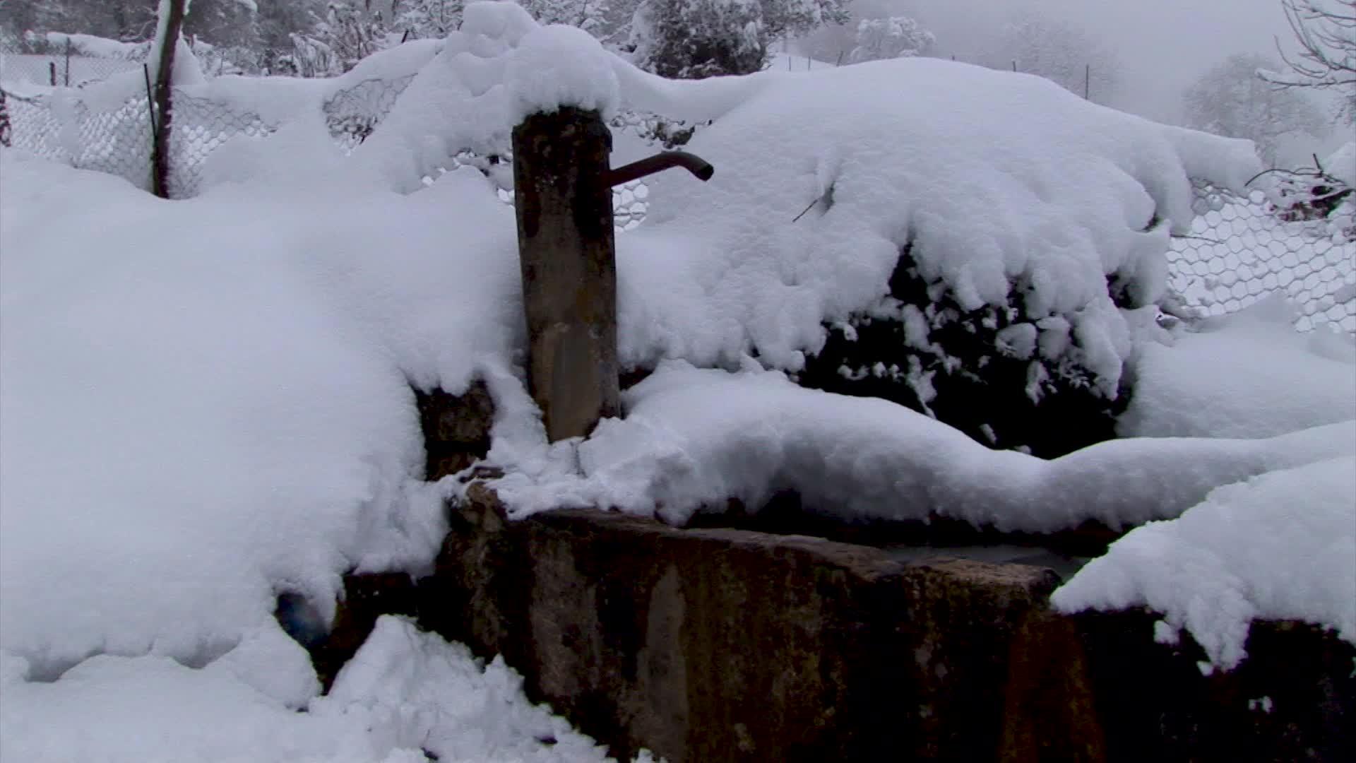 雪中古石喷泉视频的预览图