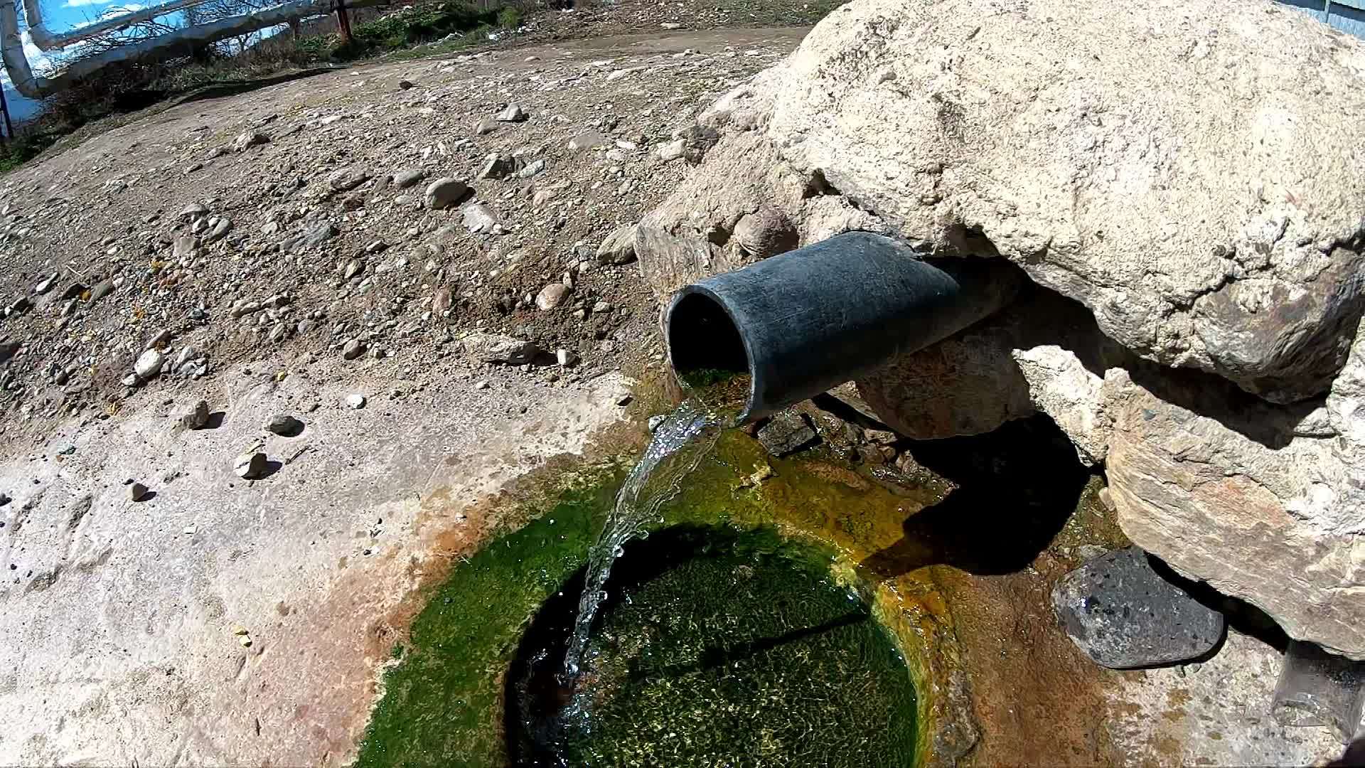 来自温泉水源的无污染矿泉水缓慢流动视频的预览图