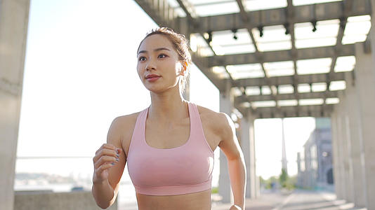 女性运动跑步慢跑健身慢动作视频视频的预览图