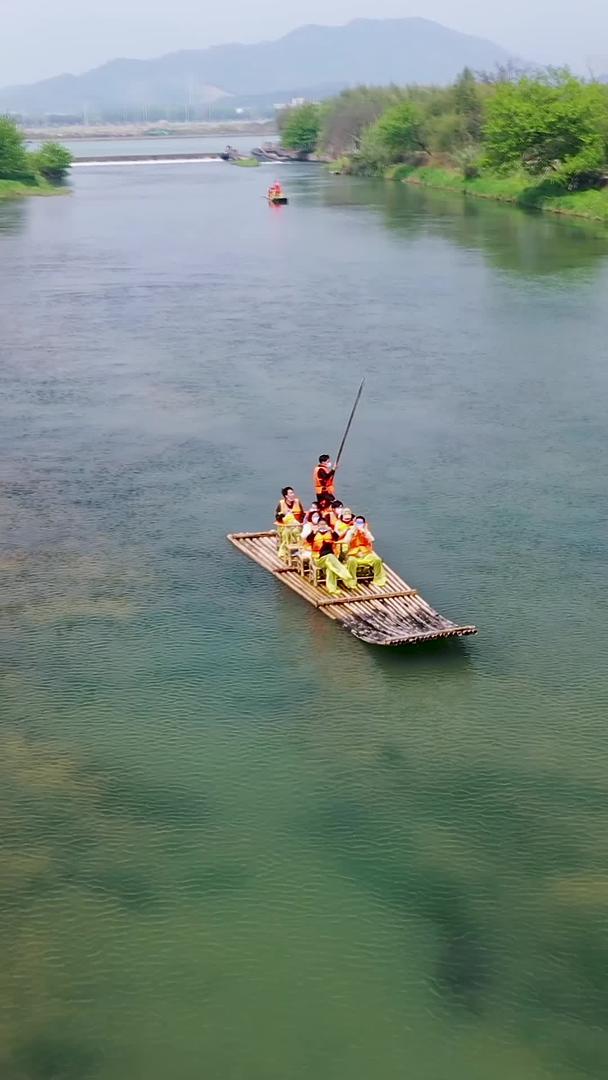 航拍路山镇双溪漂流景点竹筏漂流视频的预览图