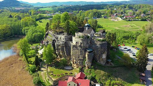 捷克北部波希米亚斯洛普城堡的鸟瞰图视频的预览图