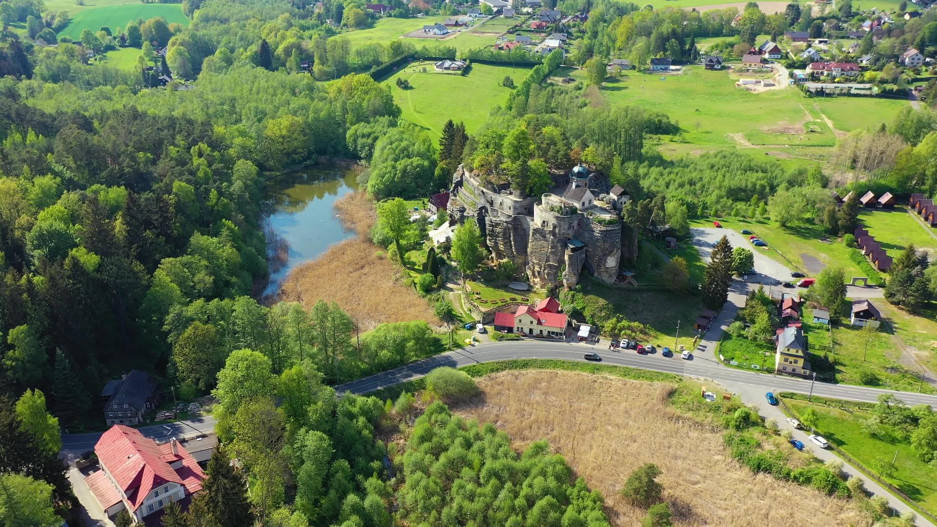 捷克北部波希米亚斯洛普城堡的鸟瞰图Sloup岩石城堡视频的预览图