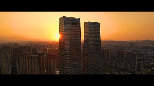 长沙金茂梅溪湖夕阳黄昏双子大楼网红打卡城市地标视频的预览图