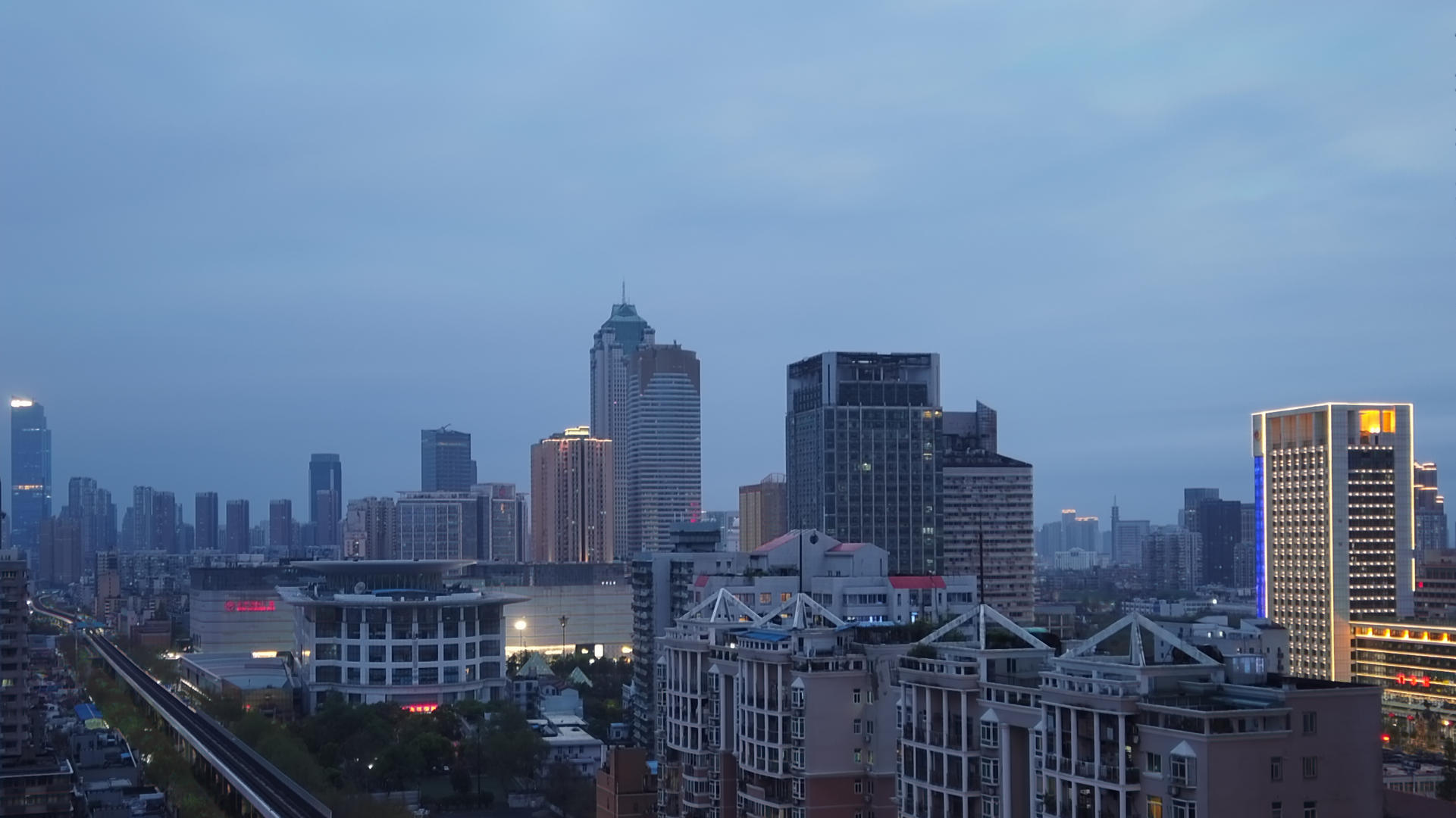城市夜景延时摄影阴雨天气快速流动的云视频的预览图