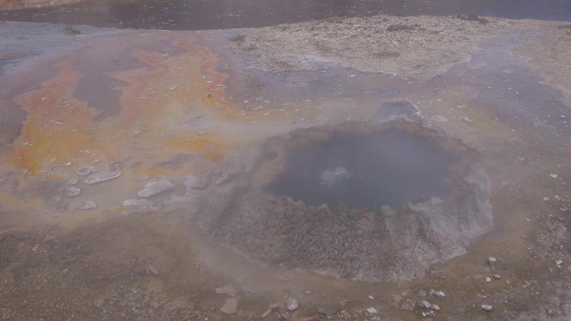 沸水起泡器间歇泉主要喷发活动间歇泉美国怀俄明州视频的预览图