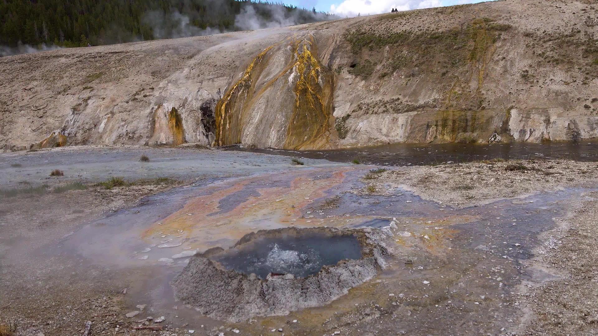 美国怀俄明州的沸水间接活跃视频的预览图