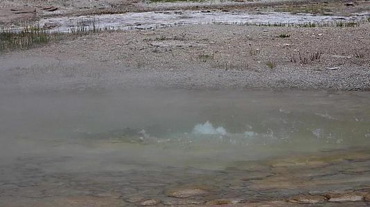 美国怀俄明州的沸水间接活跃视频的预览图