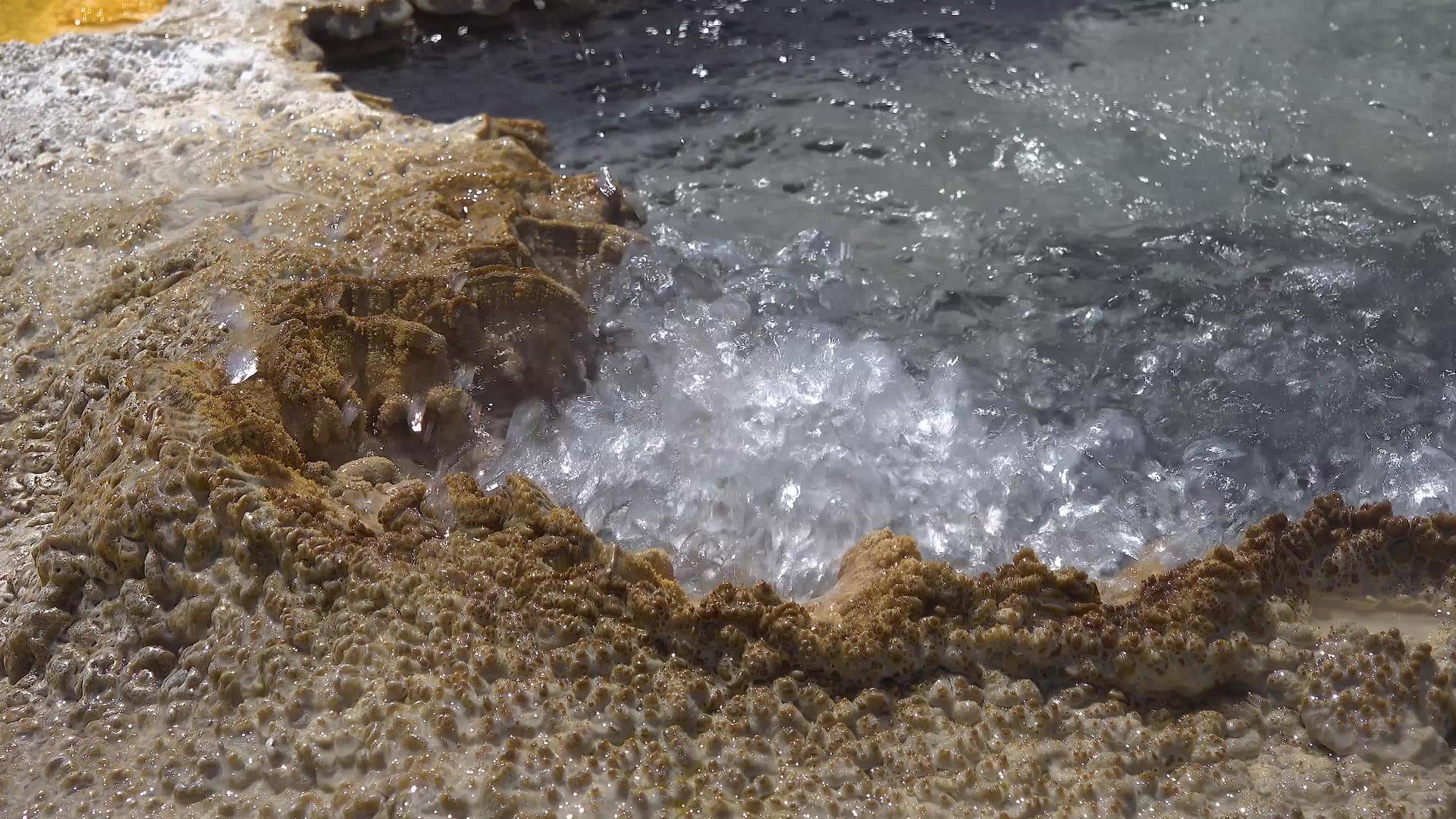 沸水起泡器间歇泉主要喷发活动间歇泉美国怀俄明州视频的预览图