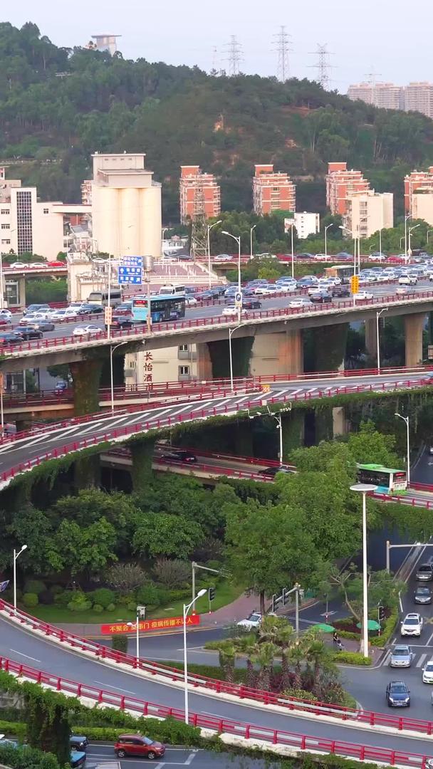 引桥上的交通流量合集视频的预览图