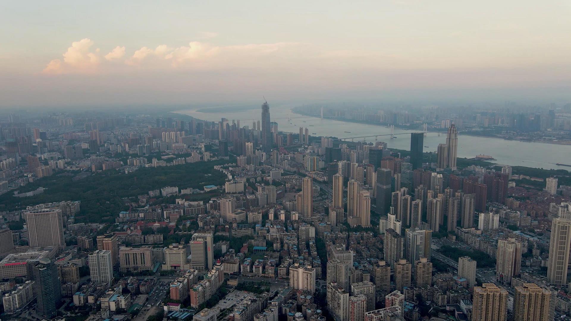 航拍武汉城市和长江风光视频的预览图