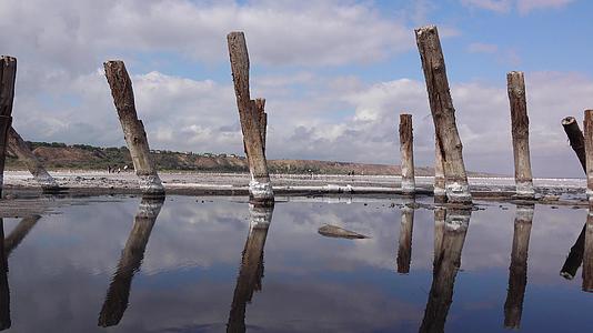 干燥Kuyalnik18世纪河口古盐业木柱上的木柱视频的预览图