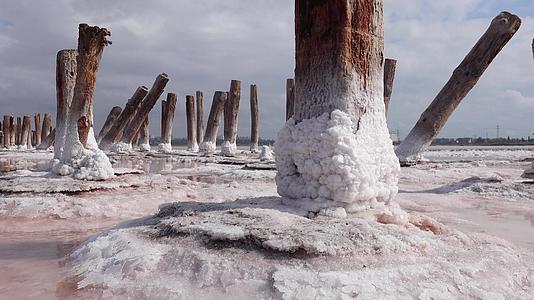 18世纪古代盐业的木柱视频的预览图