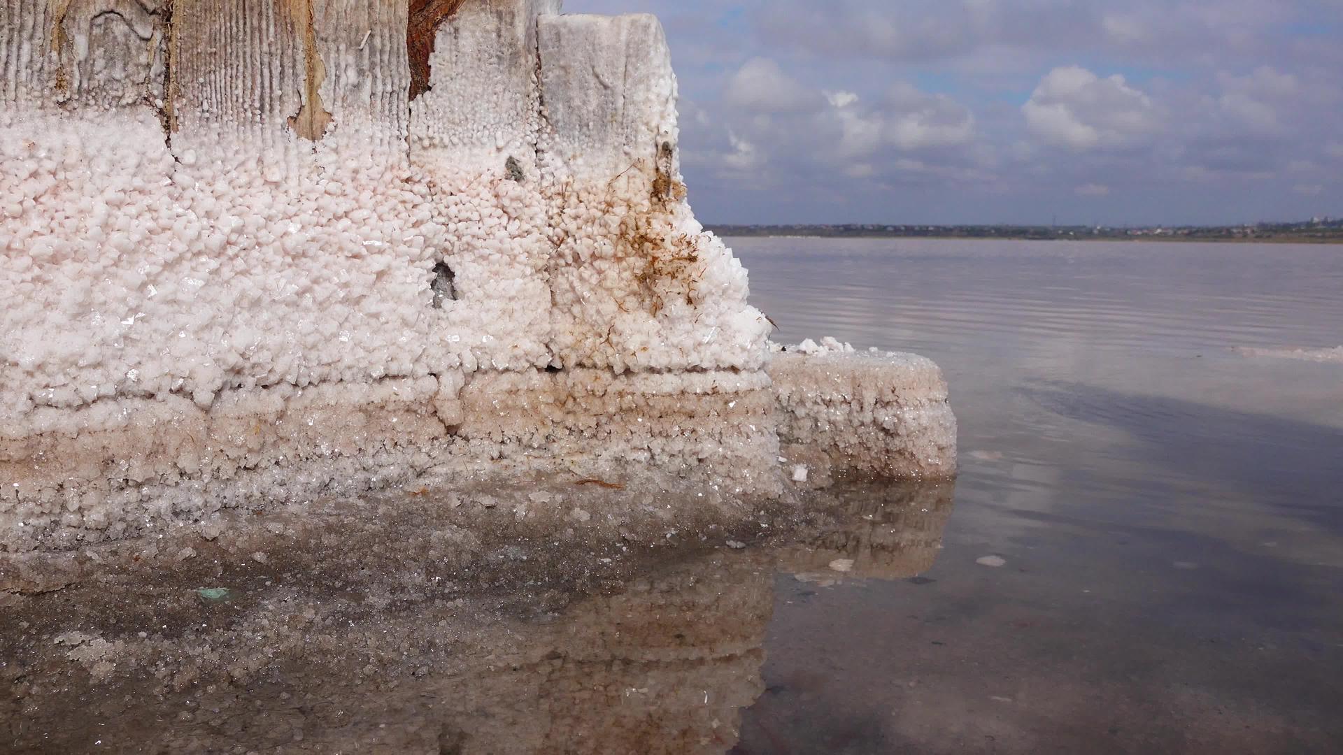 18世纪盐业旧板上的自降盐晶体生态问题是干旱的视频的预览图