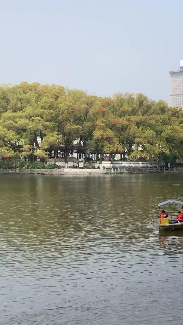 宁波月湖公园在春天划船视频的预览图