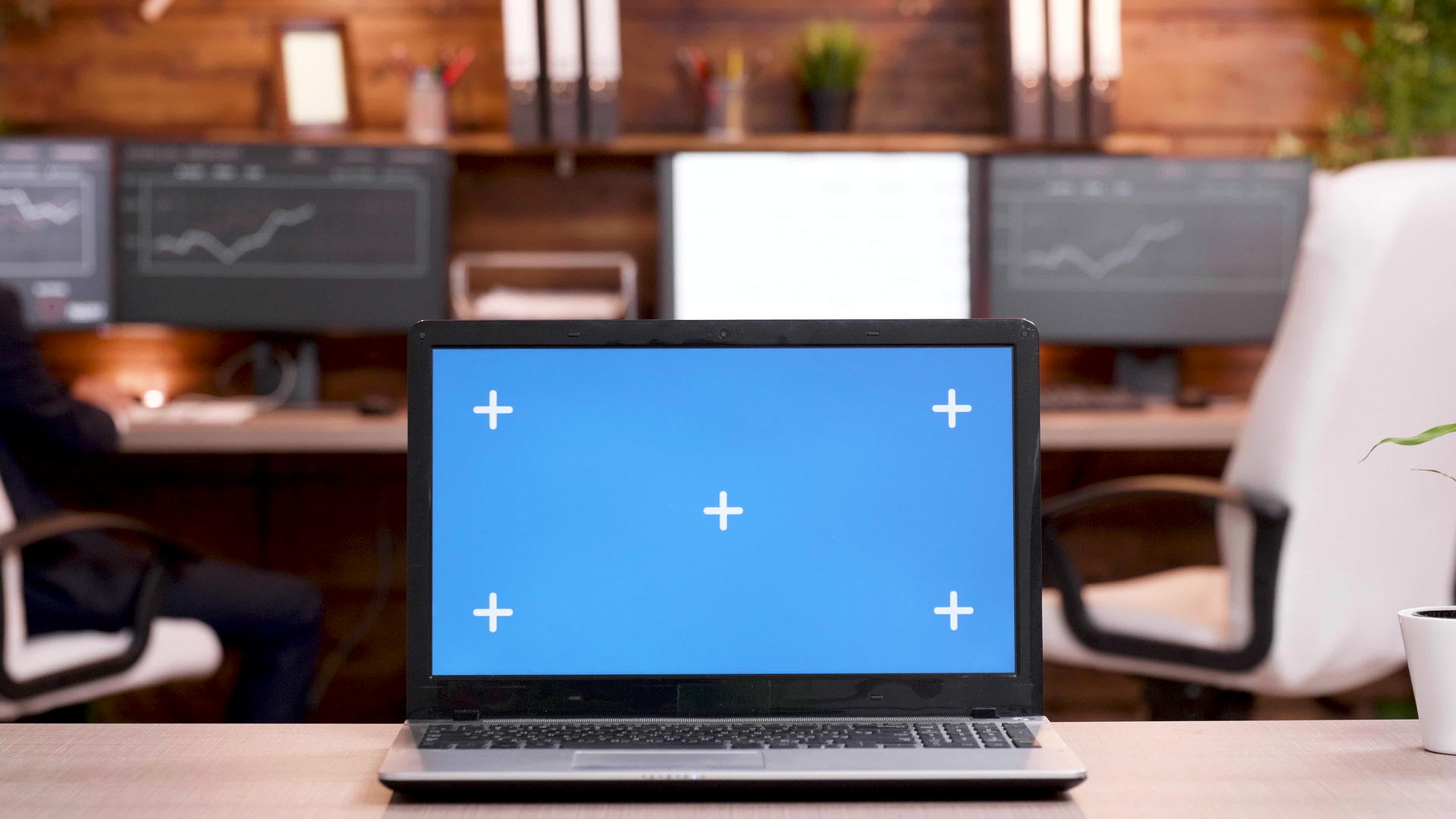 现代工作场所的现代笔记本电脑视频的预览图