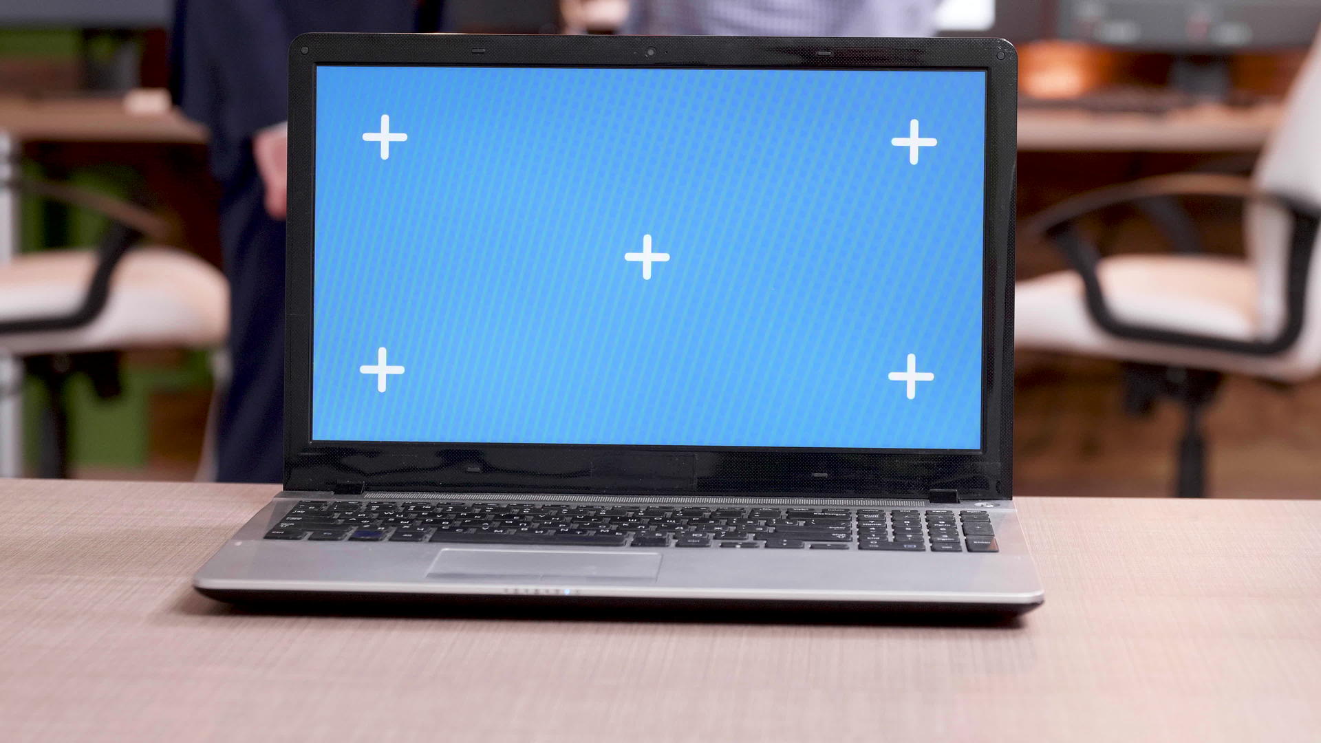 现代办公笔记本电脑配有绿色屏幕视频的预览图