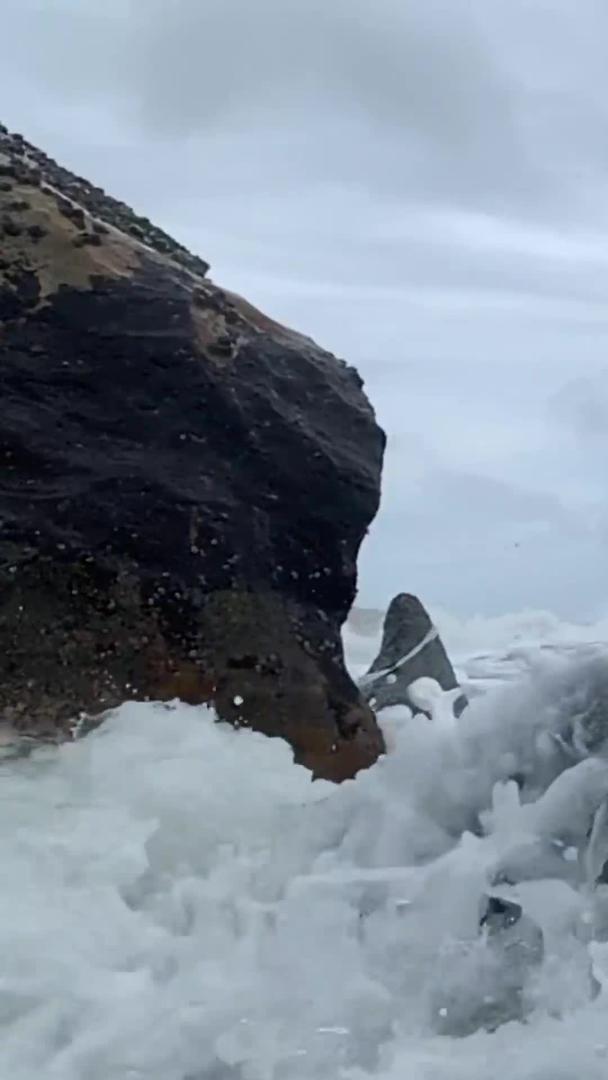 海浪在礁石上拍打着慢镜头视频的预览图