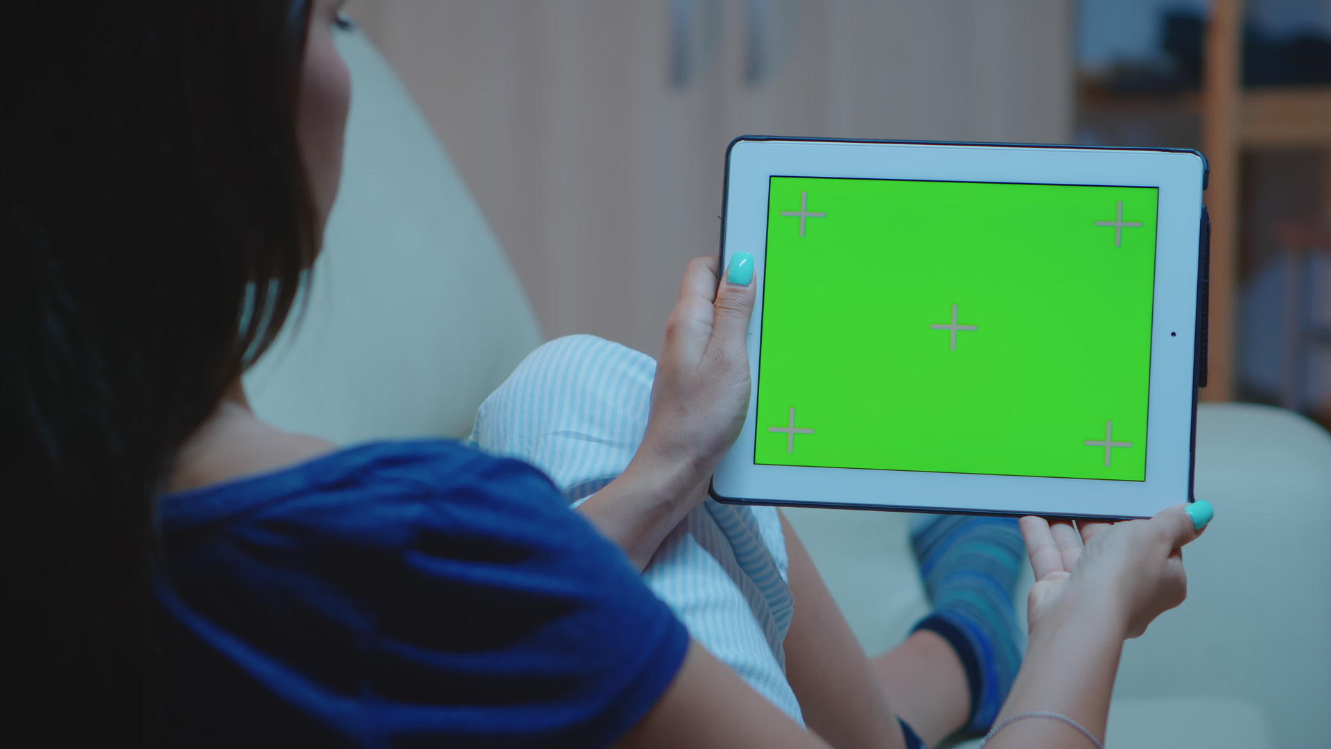 女性用绿色屏幕在数字平板电脑上阅读视频的预览图