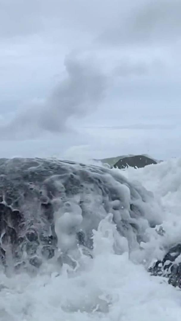 海浪在礁石上拍打着慢镜头视频的预览图