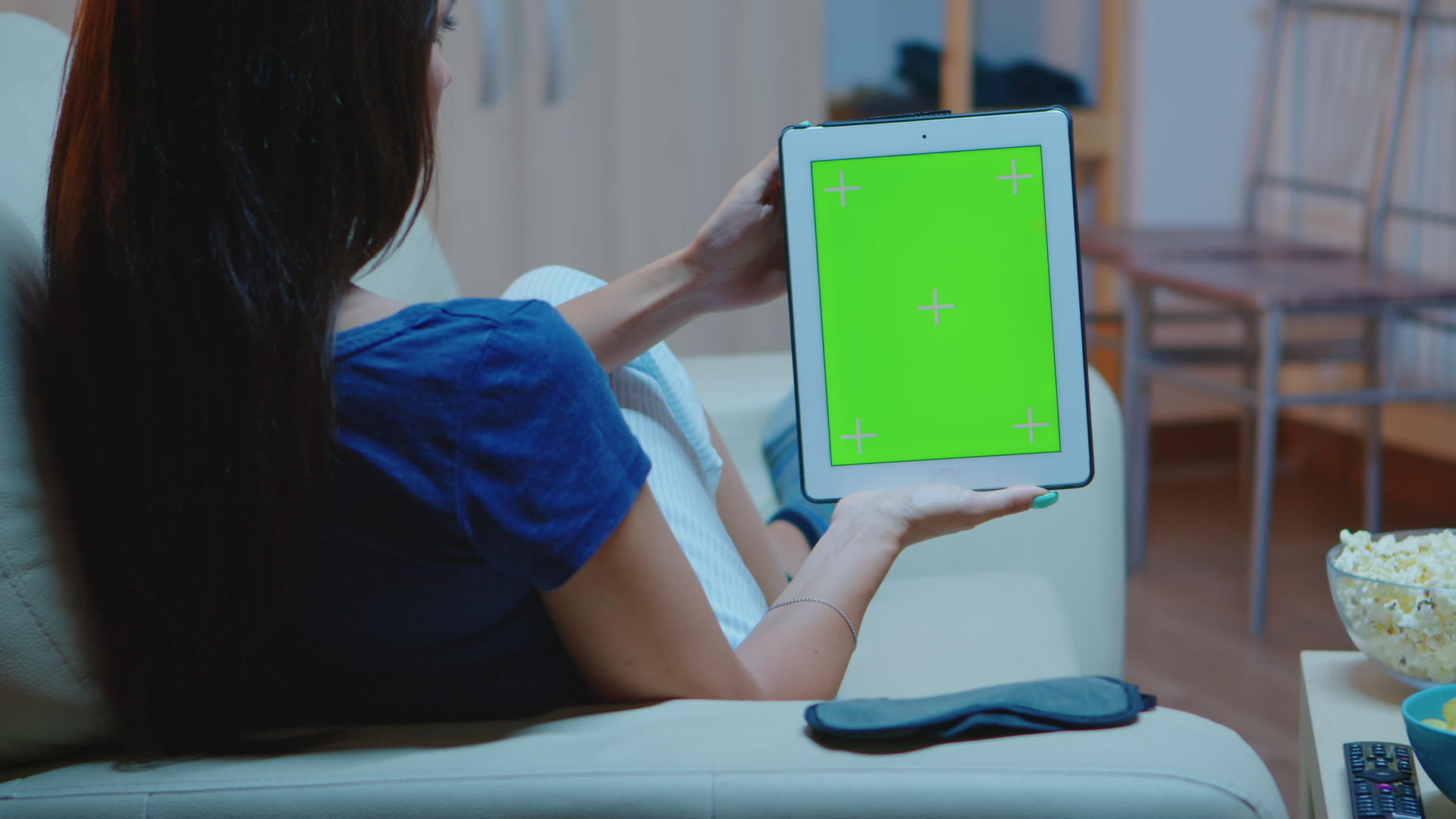 这位年轻女士拿着一台绿色屏幕的平板电脑视频的预览图