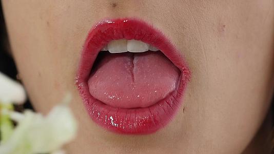 一个年轻的女人伸出舌头视频的预览图