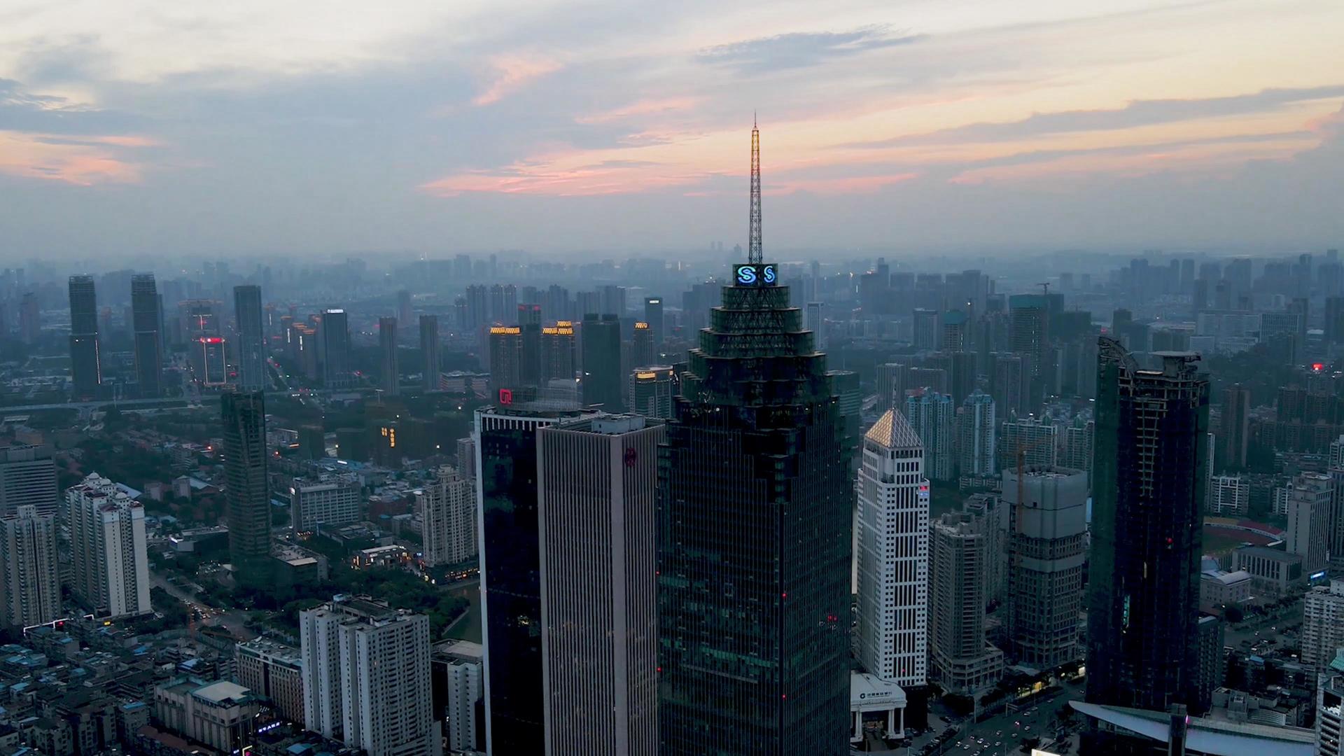环绕航拍晚霞下的武汉金融区建筑群延时视频的预览图