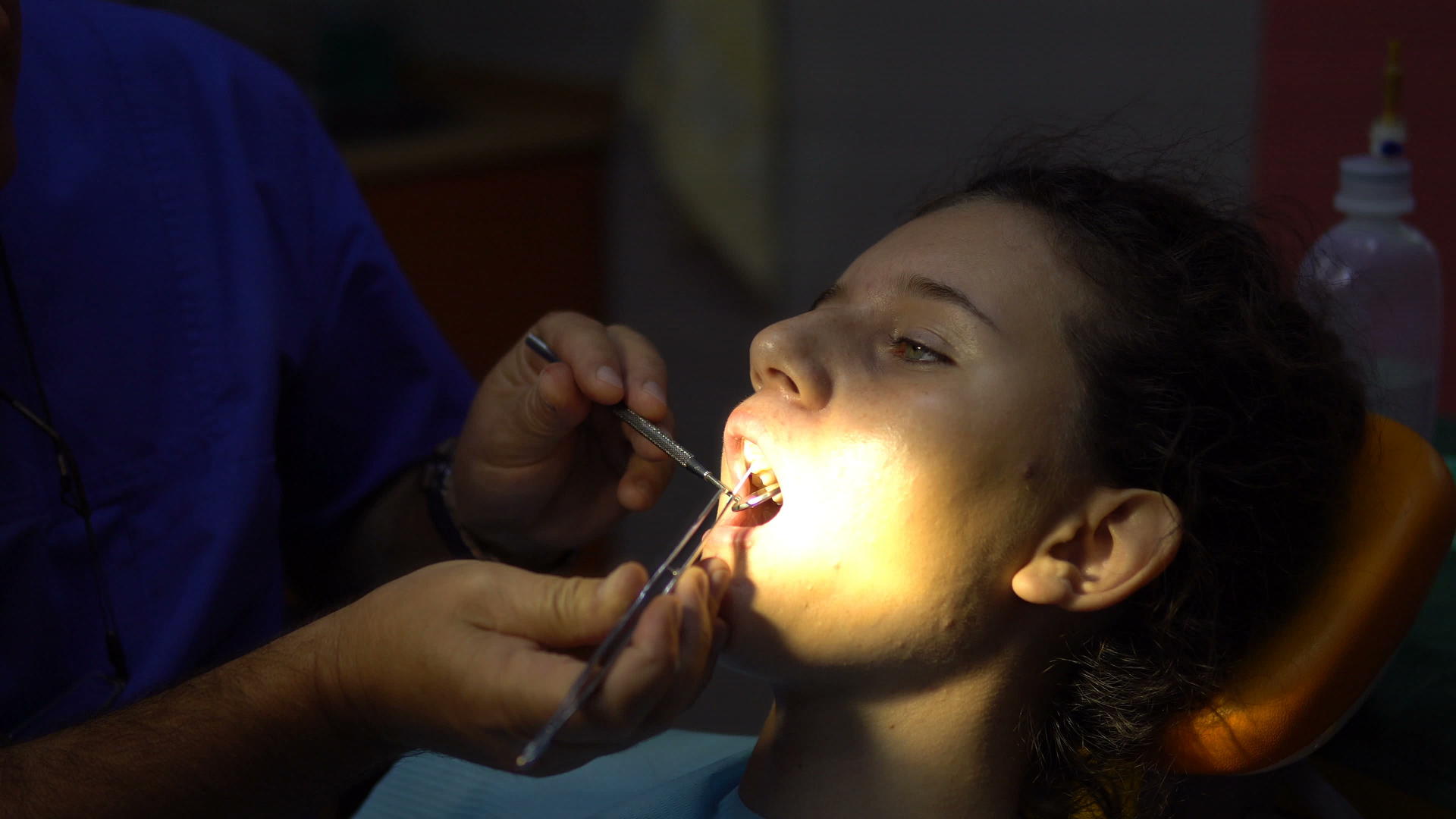 牙医的小女孩用牙镜检查牙齿视频的预览图