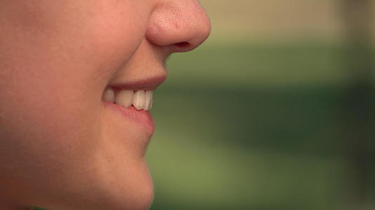 女人微笑的细节视频的预览图