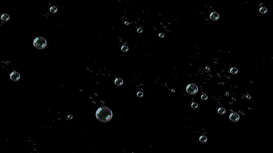 漂浮在空气中的水泡面对着黑色视频的预览图