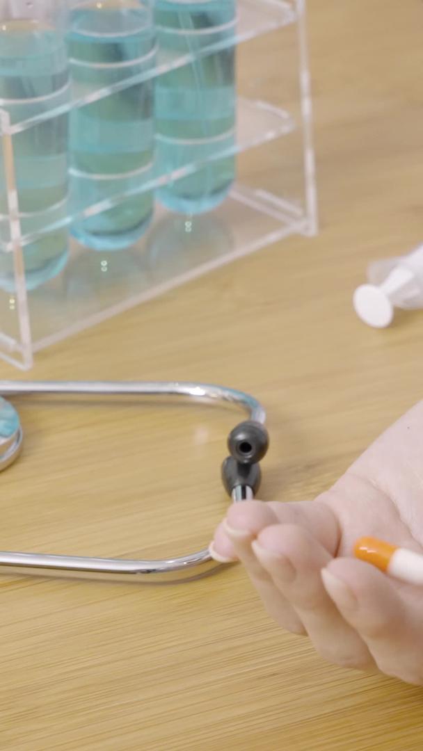 医院仪器药物洒落在医生手上视频的预览图
