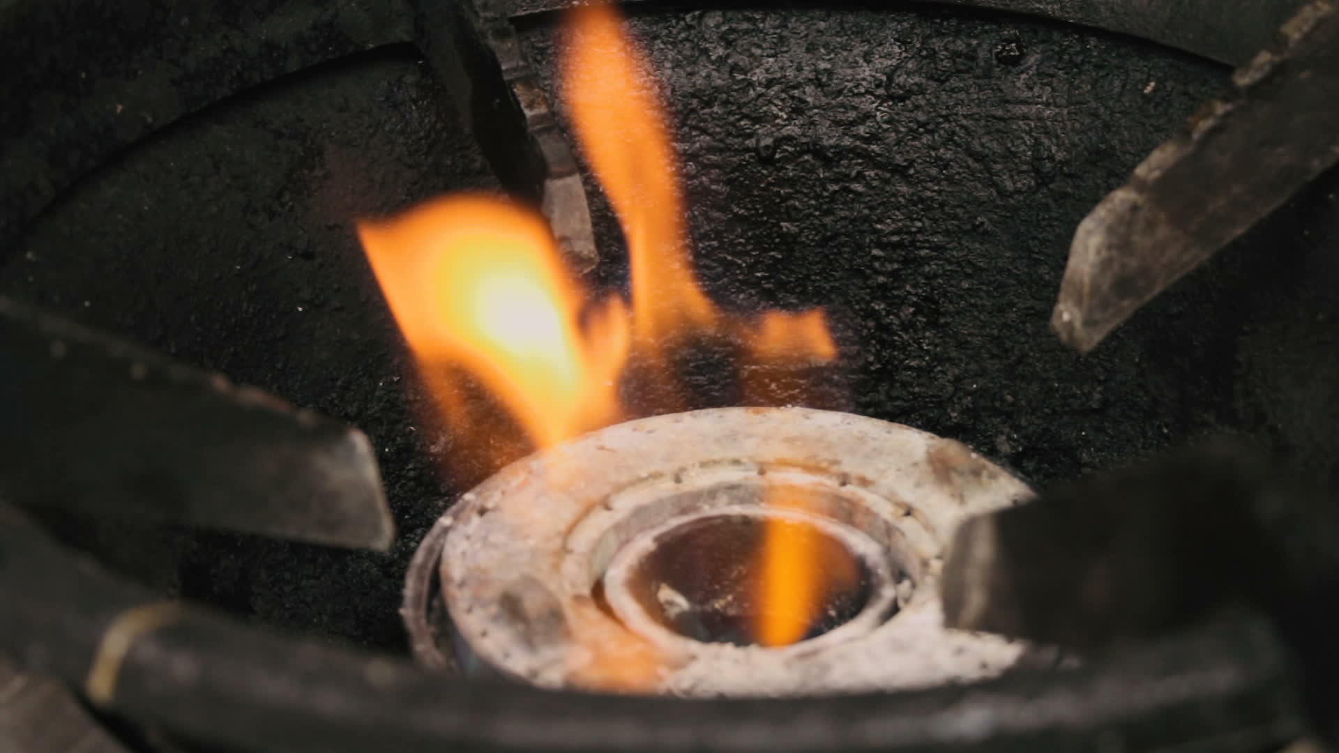 燃烧厨房煤气的火视频的预览图