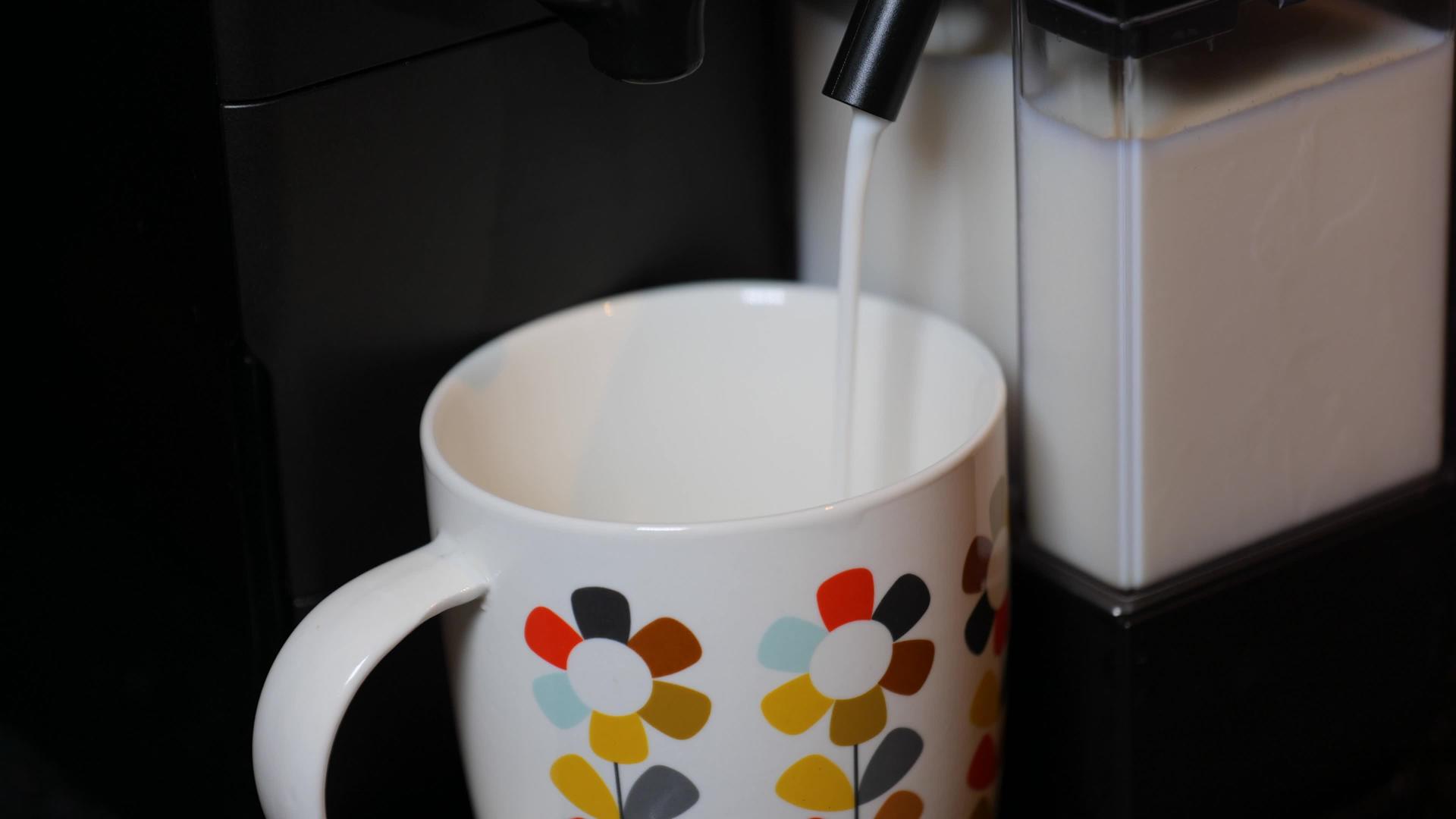 咖啡机制造卡布奇诺饮料视频的预览图