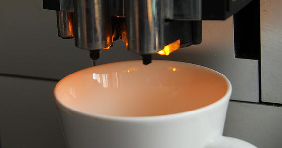 现代全自动自动咖啡机酿造新鲜美味的咖啡视频的预览图