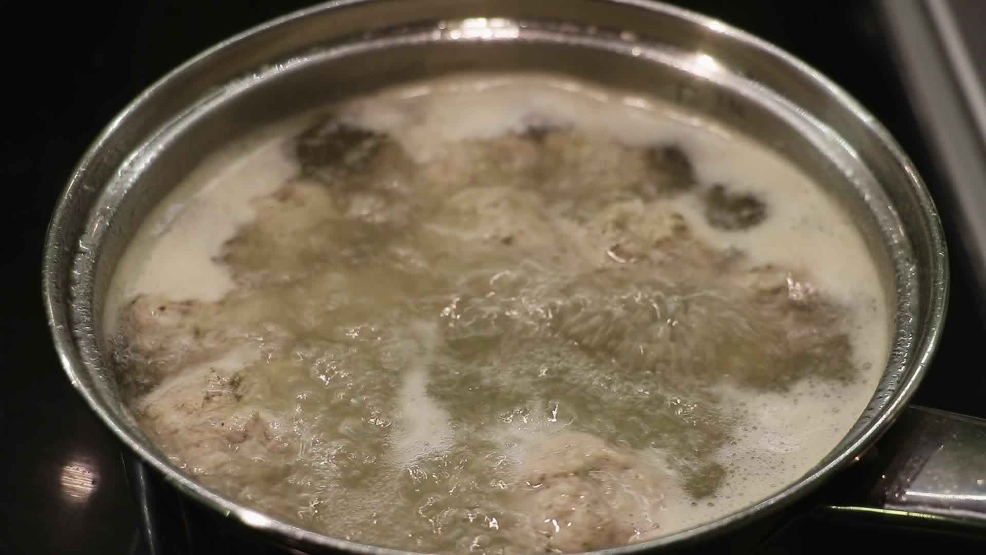 在酱油锅里煮肉汤视频的预览图