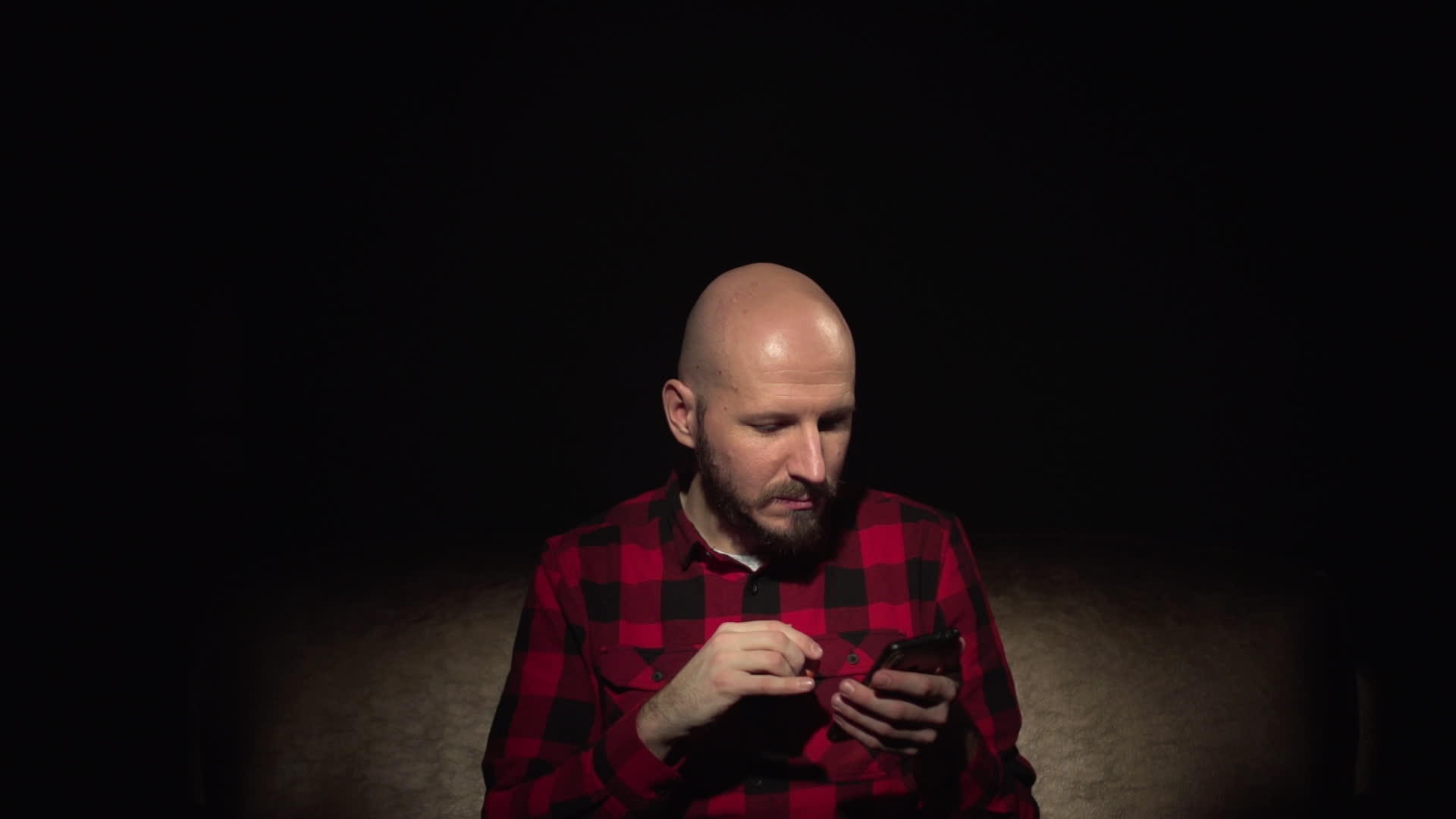 男人吃苹果时用手机视频的预览图