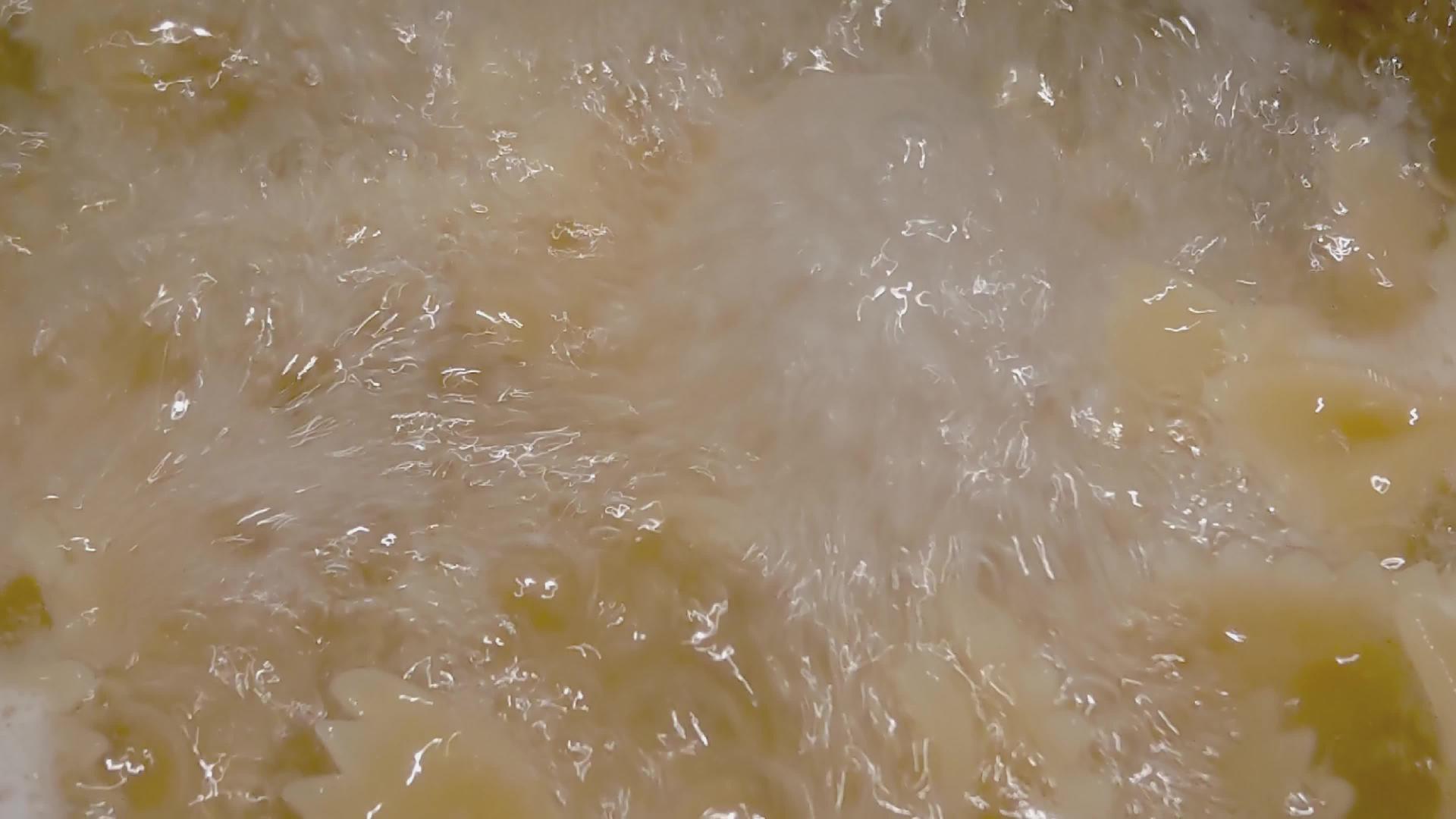 在沸腾的意大利面锅上视频的预览图