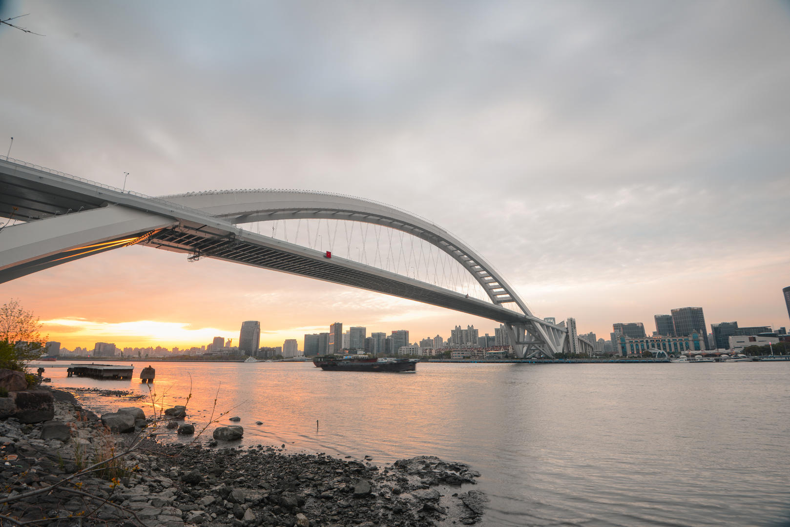 上海卢浦大桥日落4K延时视频的预览图