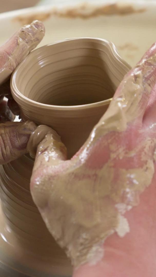 陶瓷店陶瓷DIY采用陶瓷转盘机拉胚塑形动作特写视频的预览图