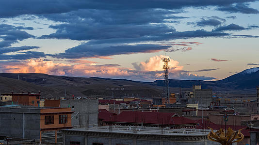 四川甘孜藏族自治州理塘火烧云8k延时视频的预览图