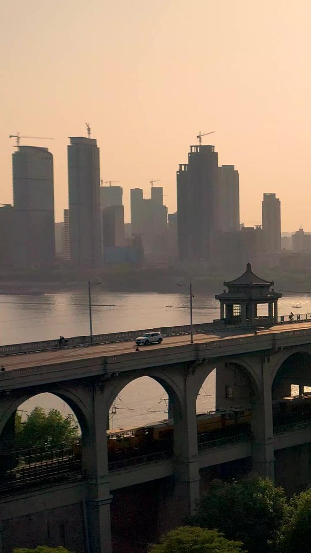 武汉长江大桥和电视塔环绕航拍日落时分视频的预览图