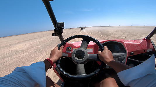 两名戴头盔的司机骑在沙漠对面视频的预览图