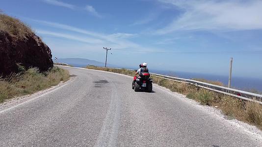 一对夫妇在海边公路上租了四辆自行车Santorini视频的预览图