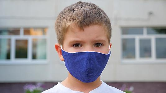 用于保护头孢菌素爆发的儿童在户外佩戴药物面罩视频的预览图