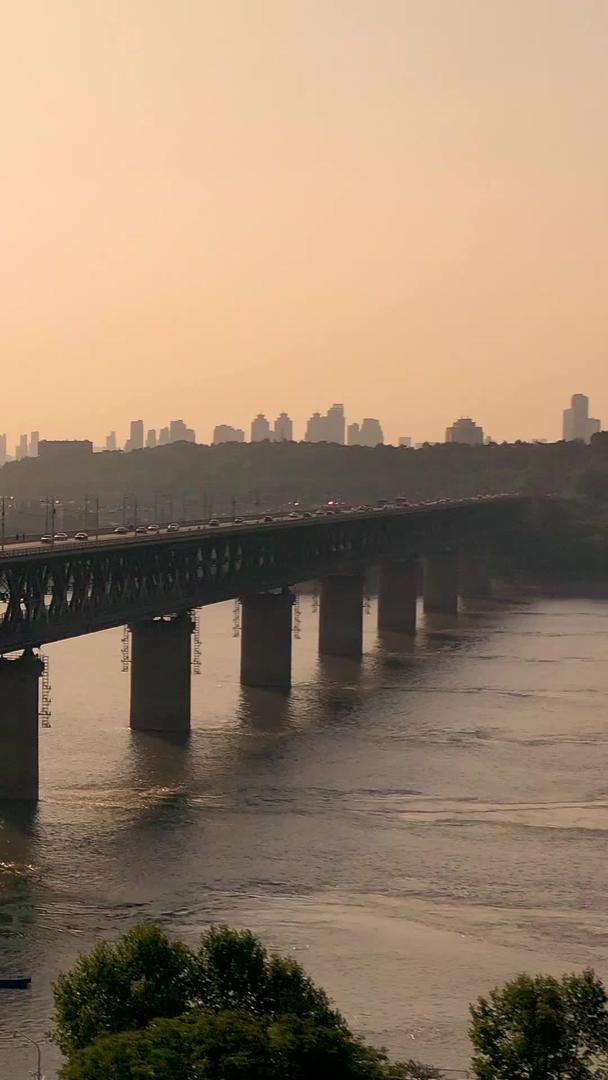 武汉长江大桥和电视塔环绕航拍日落时分视频的预览图