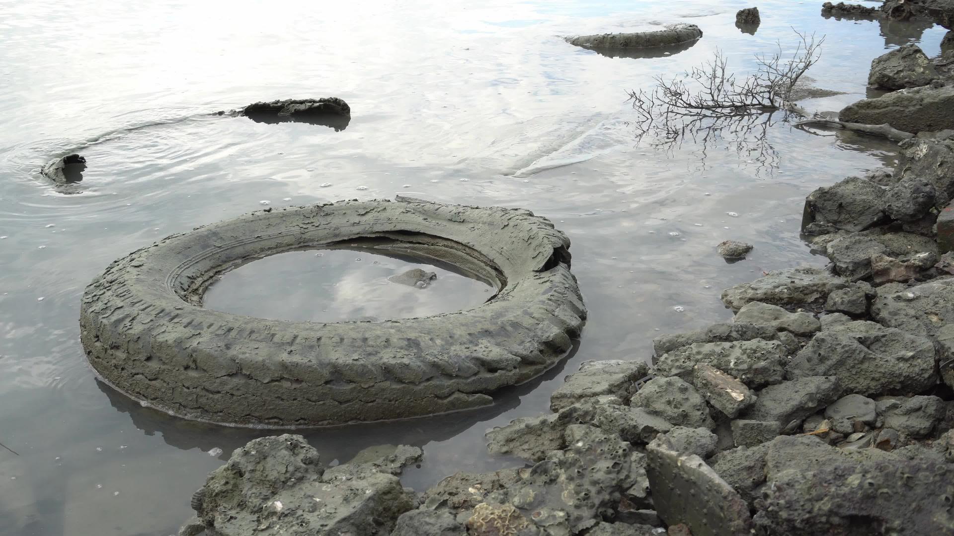 旧的废弃轮胎在海岸视频的预览图