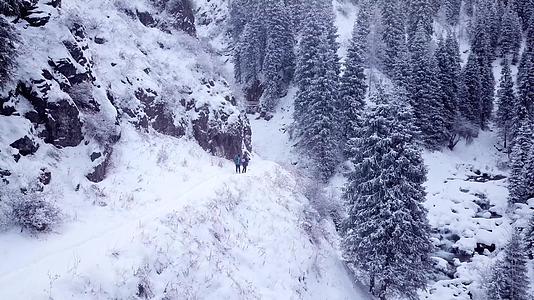一群人穿过雪地峡谷视频的预览图