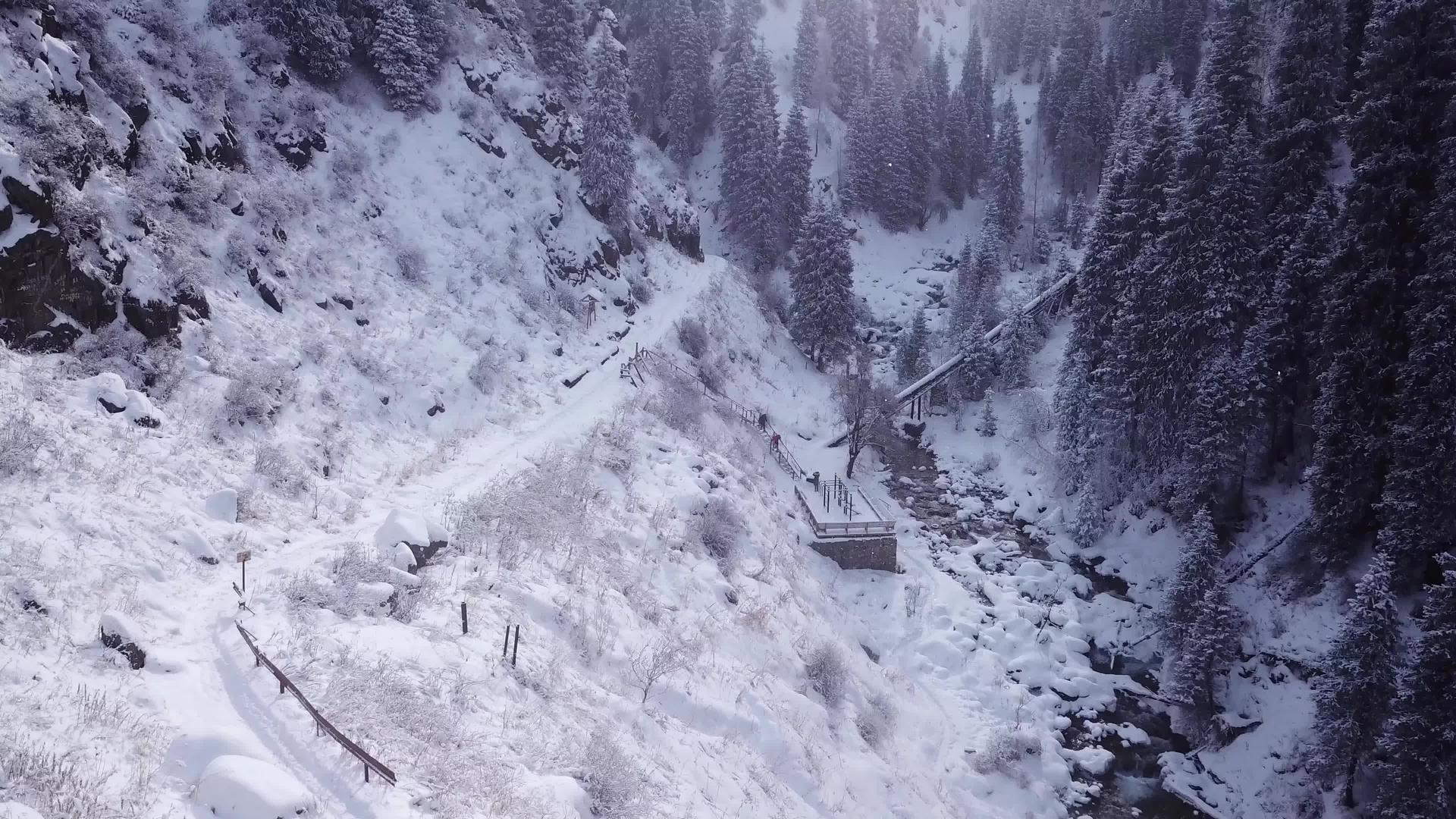 一群人在山上爬铁梯视频的预览图